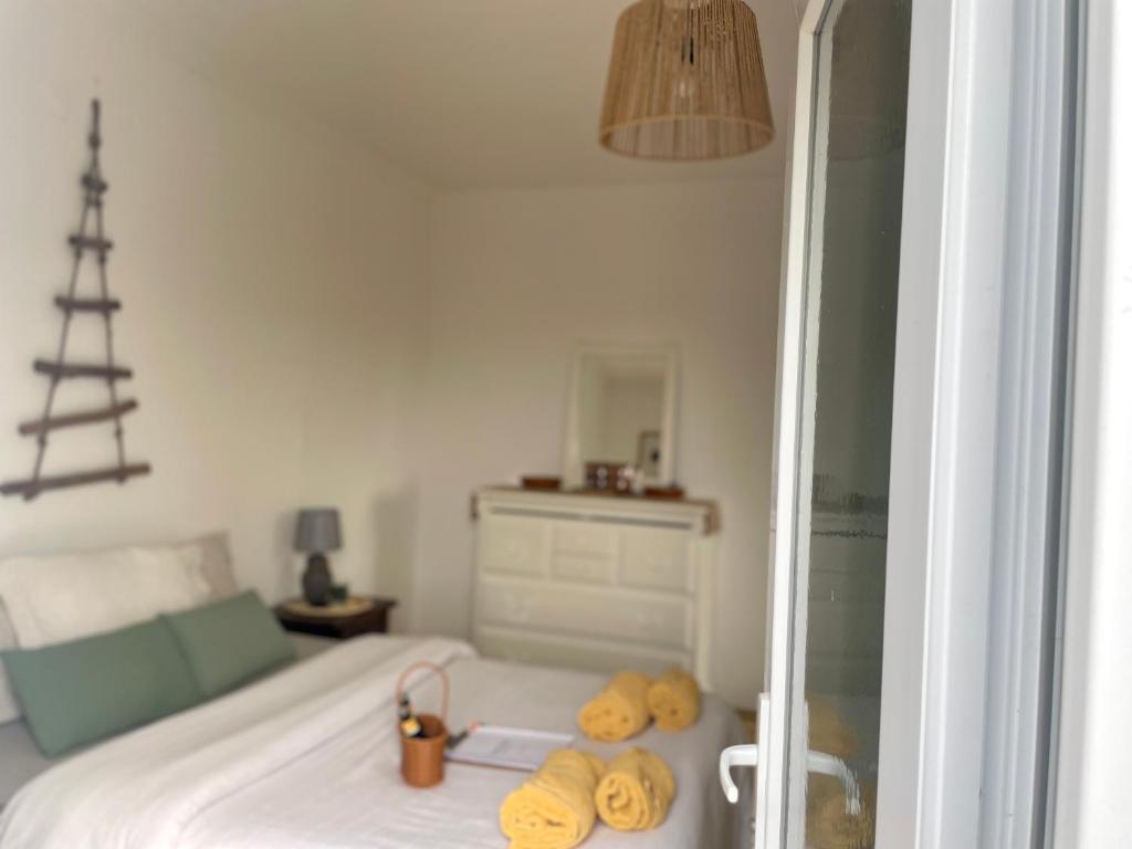 een slaapkamer met een bed en een dienblad met brood bij Casa Cacaus in Vales