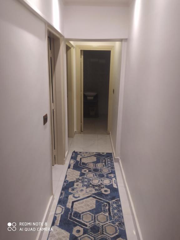 un pasillo con una alfombra en el suelo de una habitación en City squer, en Alejandría