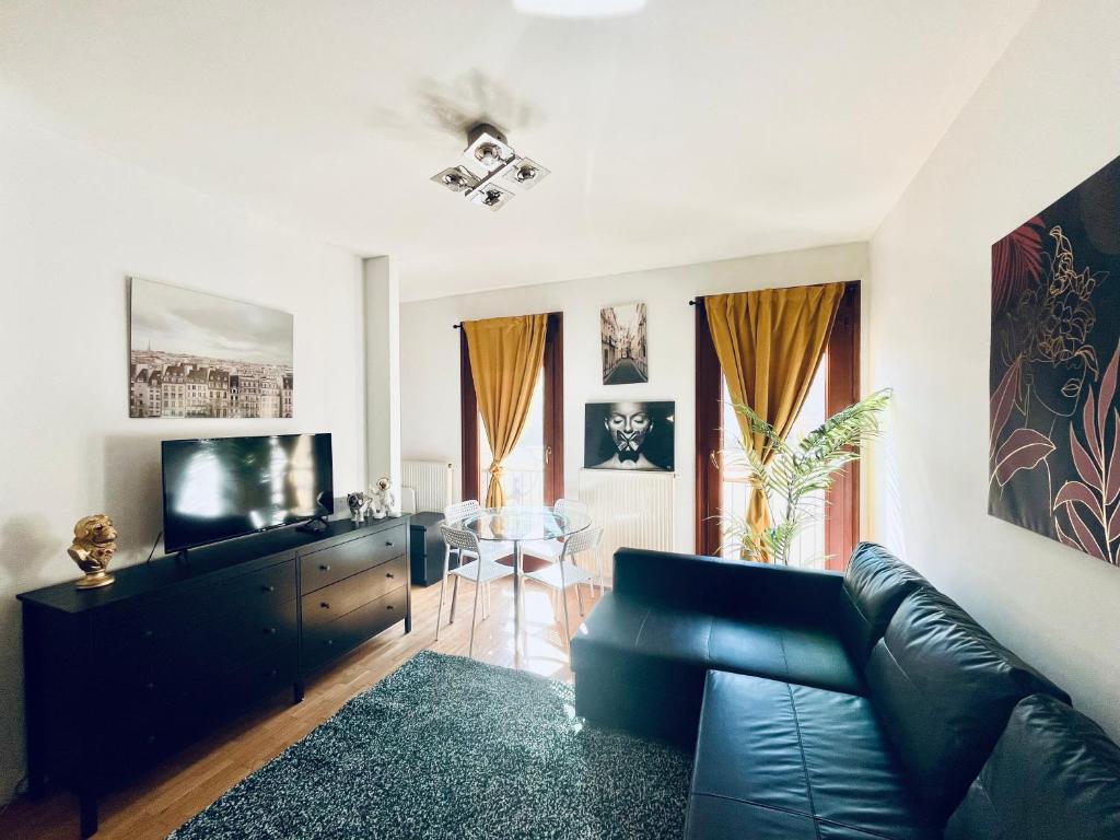 布達佩斯的住宿－K3，带沙发、电视和桌子的客厅