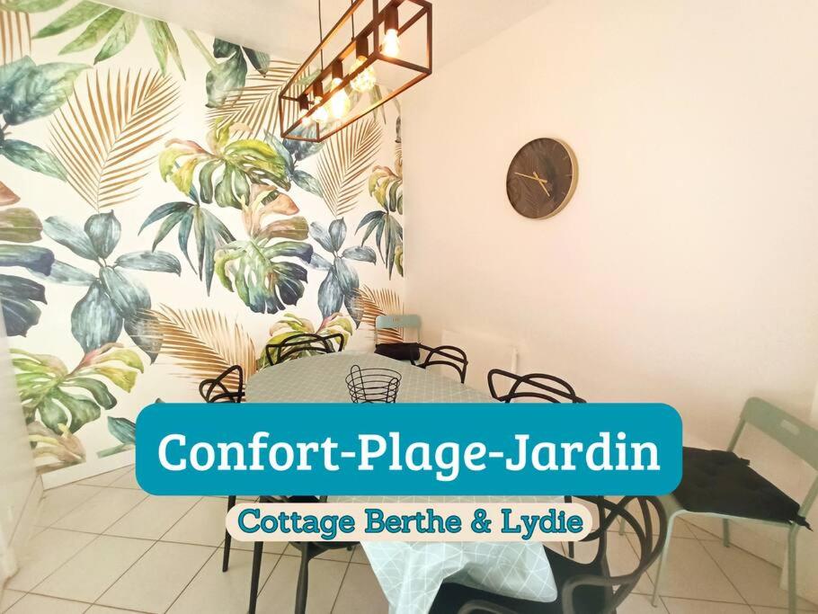 ein Esszimmer mit einem Tisch und einer Uhr an der Wand in der Unterkunft Berthe Lydie Cottage Charme, Confort et Mer in Fort-Mahon-Plage