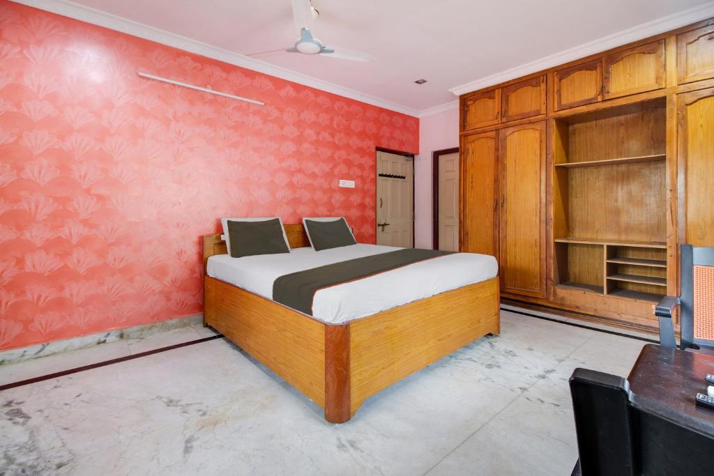 سرير أو أسرّة في غرفة في OYO Flagship 81246 Hotel Palm Exotica