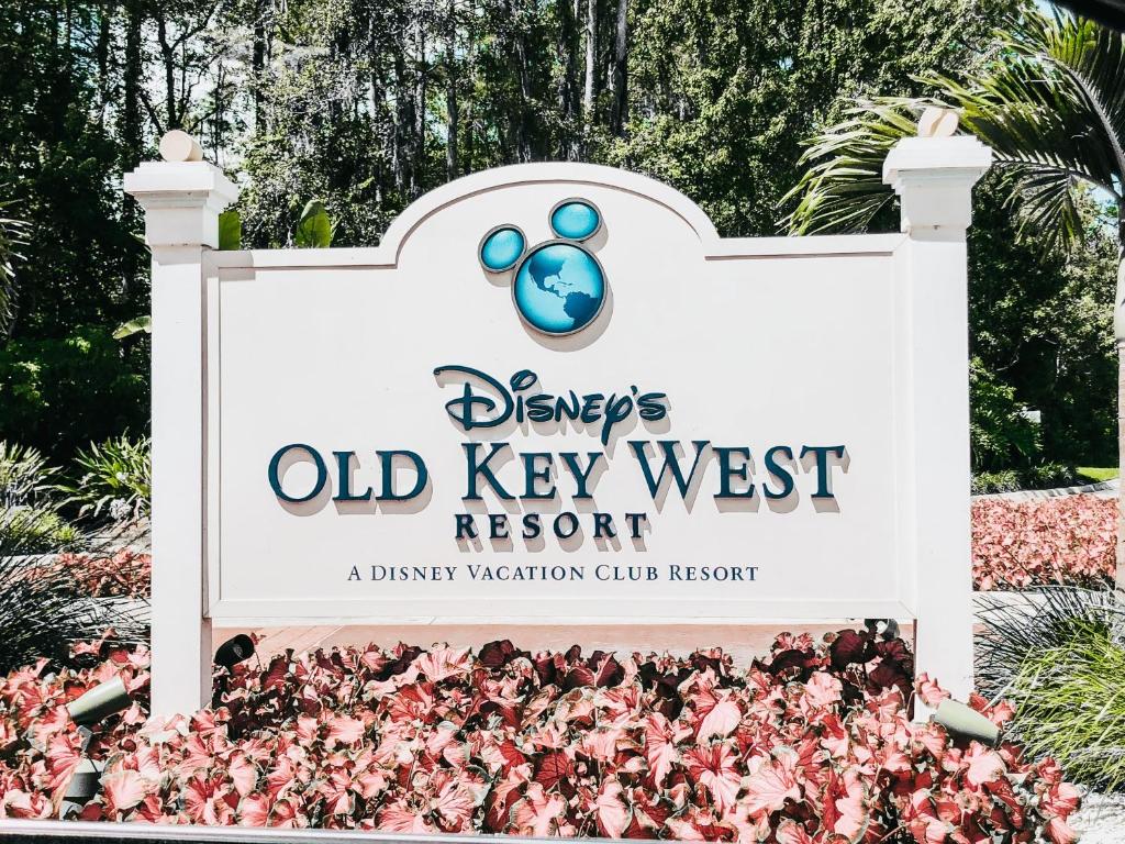 オーランドにあるDisney's Key West Resort Studio room sleeps 4の古い西部リゾートの看板