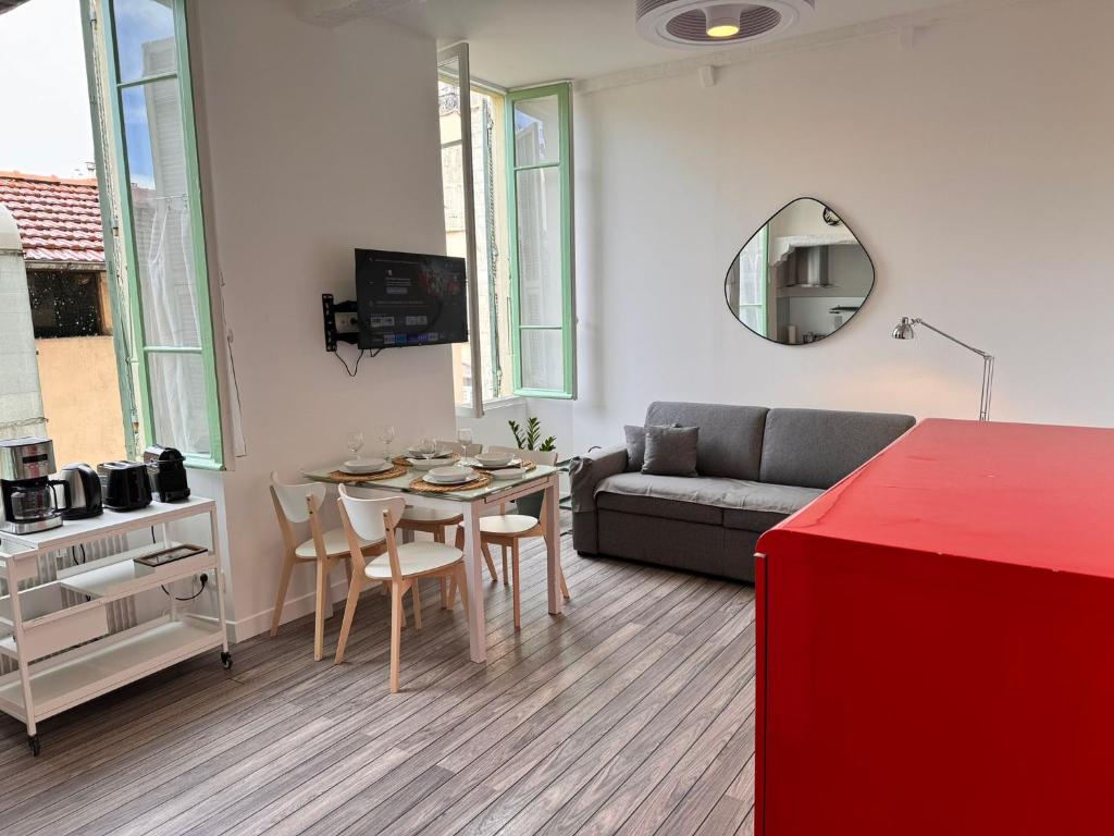 ein Wohnzimmer mit einem Sofa und einem Tisch in der Unterkunft Carre D'or: Very Central Calm Cozy 2BR, with Wi-Fi in Nizza