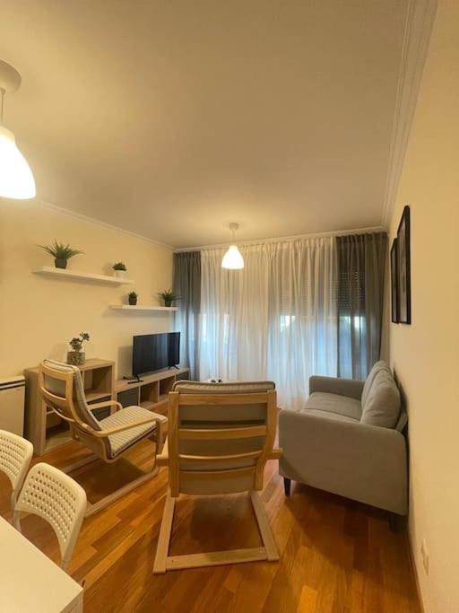 Μια τηλεόραση ή/και κέντρο ψυχαγωγίας στο Apartamento con encanto en Cuntis