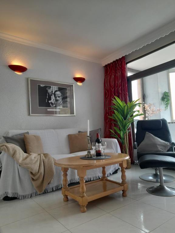 Posedenie v ubytovaní Apartment on the harbor, first line with beautiful sea view in 4 star hotel