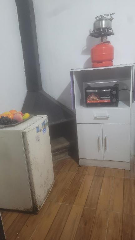 - une cuisine sale équipée d'un réfrigérateur et d'une cuisinière dans l'établissement casitadeplaya, à Balneario Buenos Aires
