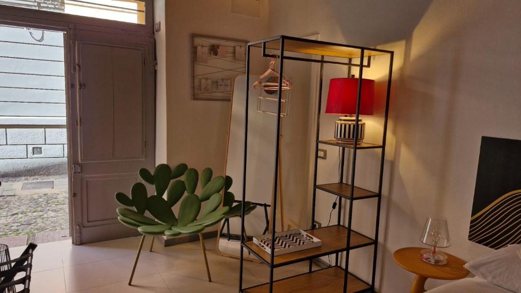 una stanza con una pianta in vaso e uno specchio di Affittacamere Leoncorno Ferrara a Ferrara