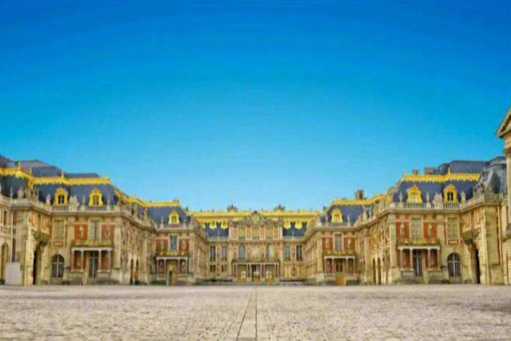 a large palace with a lot of buildings at L'escale Versailles paris G/W/N in Versailles