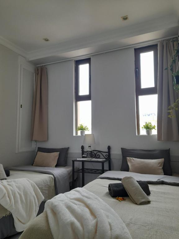 Posteľ alebo postele v izbe v ubytovaní Apartment on the harbor, first line with beautiful sea view in 4 star hotel