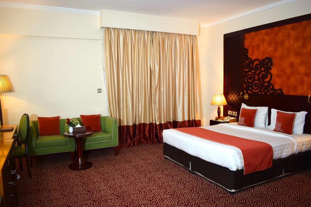 Postel nebo postele na pokoji v ubytování Dubai Grand Hotel by Fortune, Dubai Airport