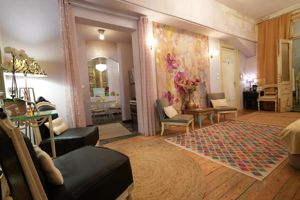 salon z kanapą i krzesłami w pokoju w obiekcie Chateau Leconte w Salonikach