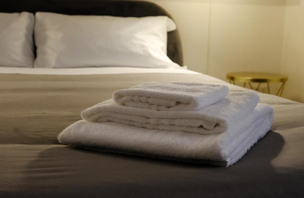 Postel nebo postele na pokoji v ubytování MATTEOTTI ROOMS