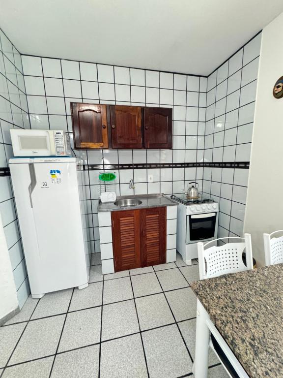 A cozinha ou cozinha compacta de RJ Residencial Nosso Sonho com Piscina a 120m mar