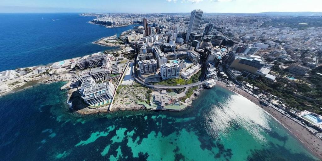 una vista aerea di una città vicino all'oceano di Bay view Appartment a Paceville