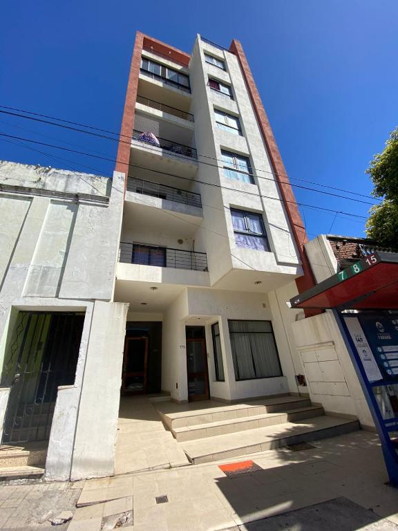 a tall white building with stairs in front of it at DEPARTAMENTO EN PARANÁ ZONA CENTRO in Paraná