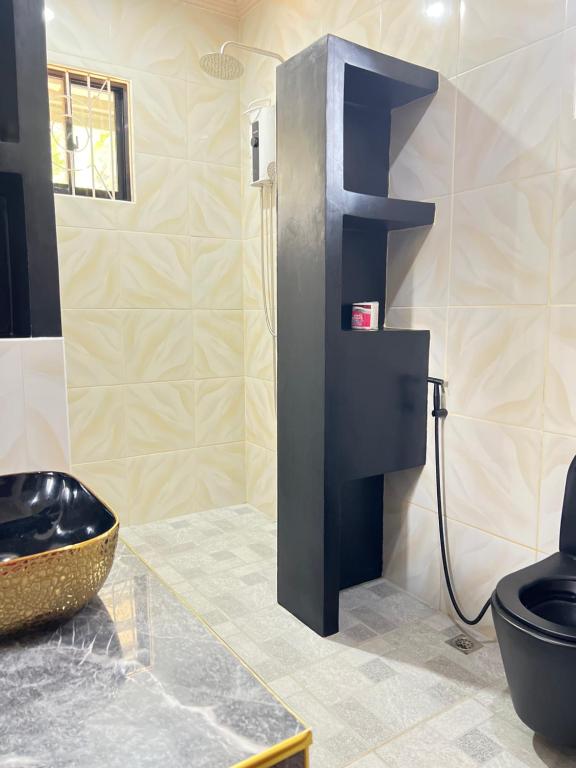 La salle de bains est pourvue de toilettes noires et d'un lavabo. dans l'établissement Chateau La Princesa with cozy terrace, à Puerto Princesa