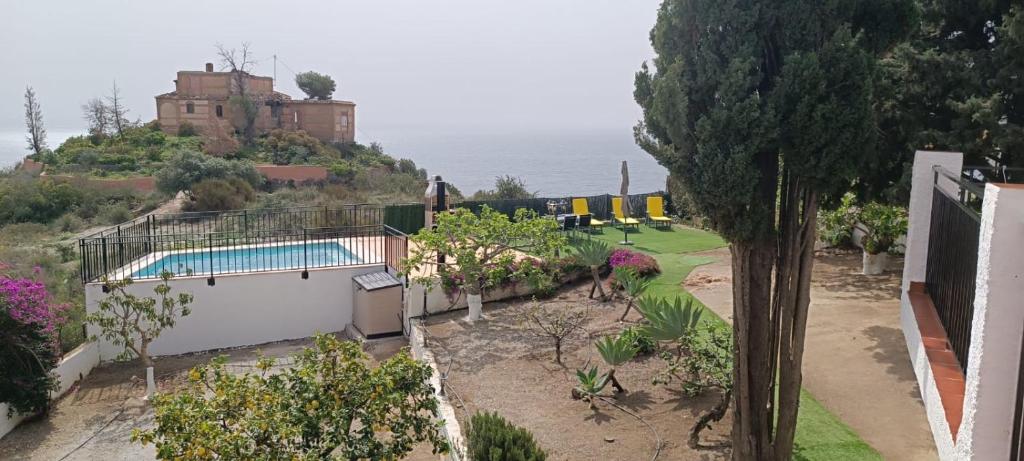 Bazén v ubytování La Torrecica, con carácter andaluz y magníficas vistas al mar y Sierra Nevada nebo v jeho okolí