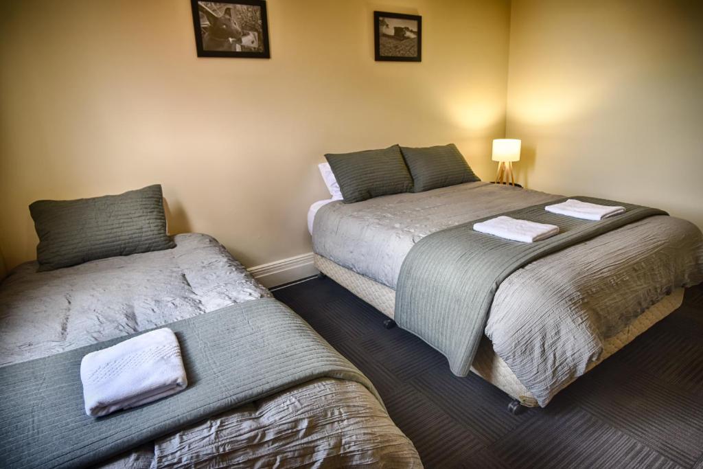 Llit o llits en una habitació de Junee Hotel