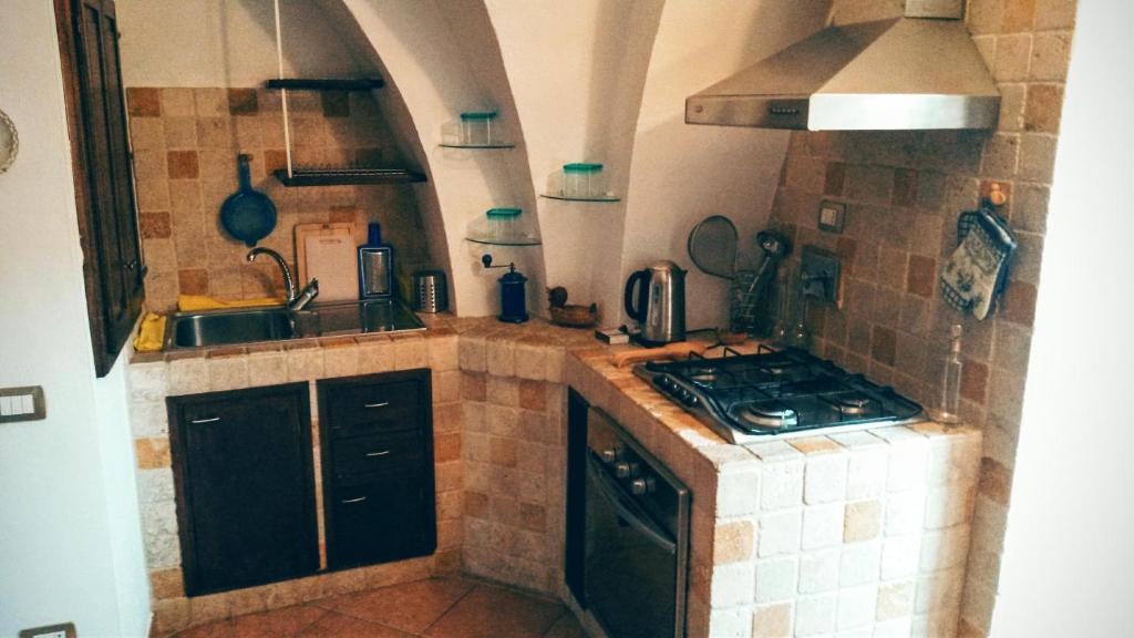 una pequeña cocina con fogones y fregadero en Residenza Le Volte Degli Angeli, en Spello