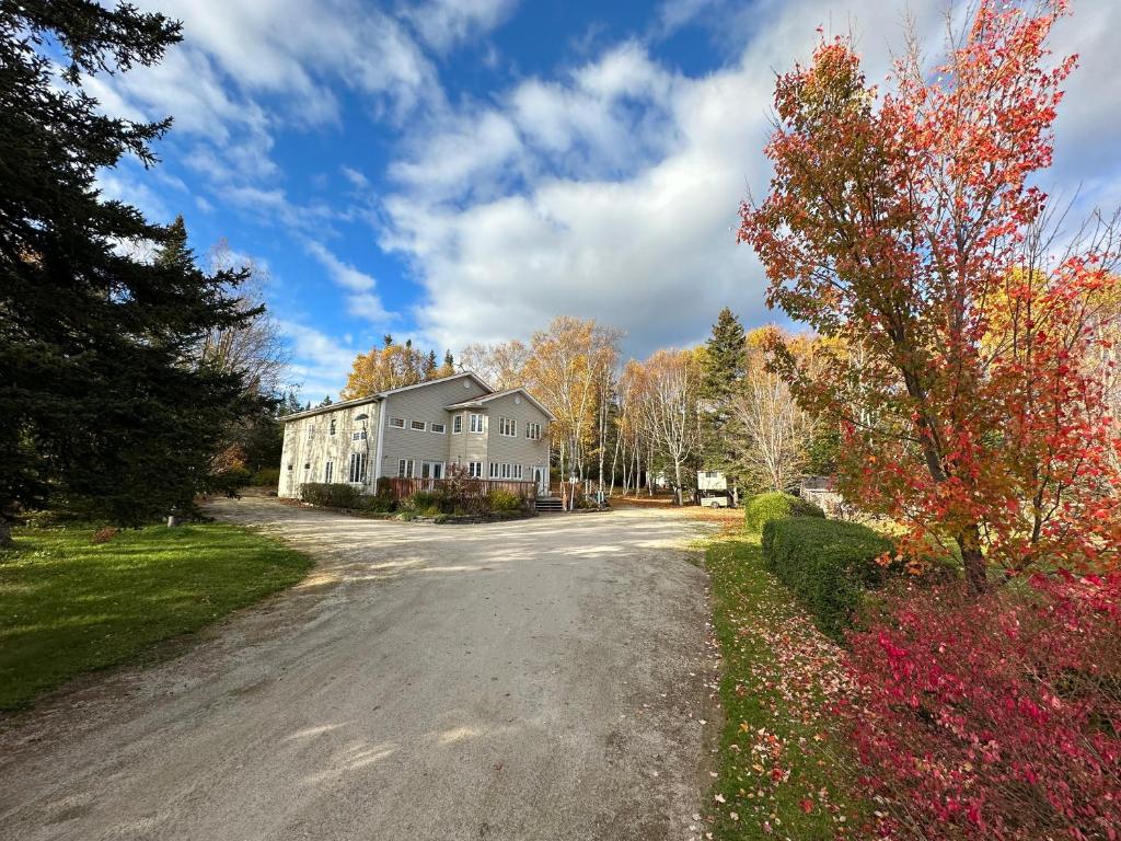 uma grande casa branca numa estrada em Eden Estate B&B em Reidville