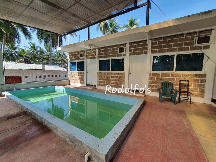 una piscina frente a una casa en Rodolfo's Hermosa propiedad en playa La Varona, Tulate, en Mazatenango