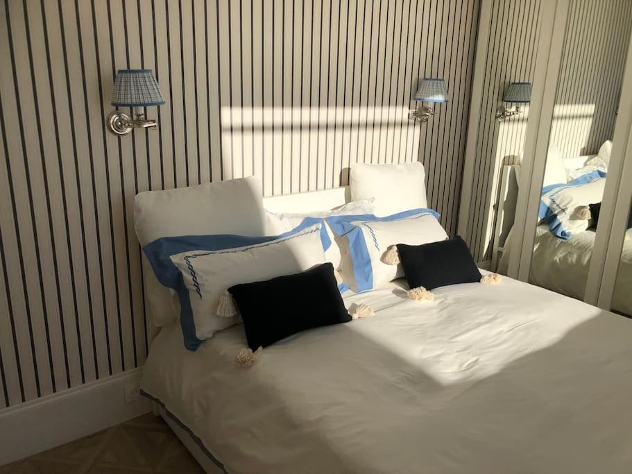 Postel nebo postele na pokoji v ubytování Cap d'Ail Villa Belle Epoque 5'from Monaco Luxury Penthouse