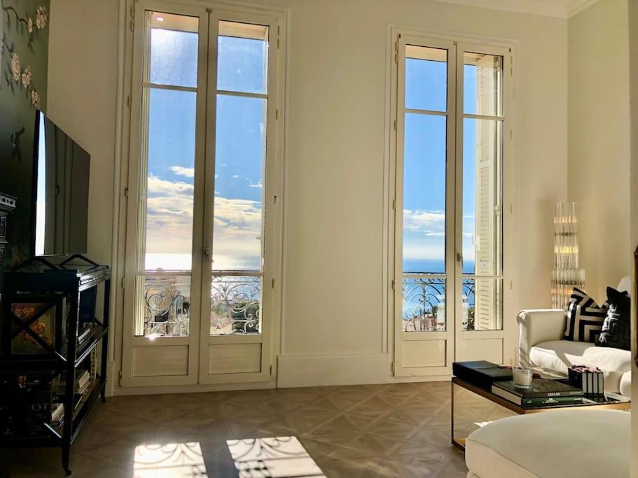 TV a/nebo společenská místnost v ubytování Cap d'Ail Villa Belle Epoque 5'from Monaco Luxury Penthouse