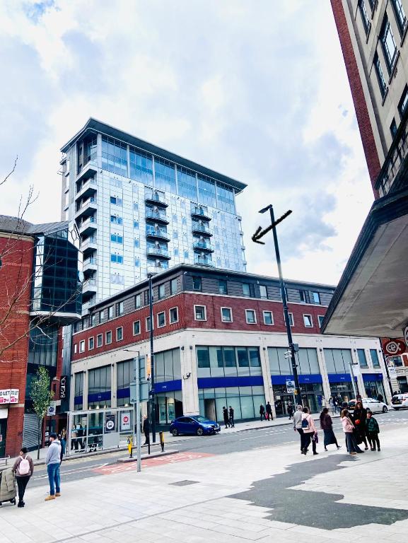 Award Winner of 2026 &2025 traveller & Best guest rated apartment, two bedroom, #1 Leeds city centres most central location, Great 180 degree views,balcony , PARKING onsite, Netflix & WiFi 2