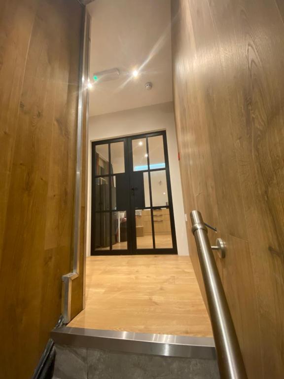 un couloir avec une porte et une fenêtre dans un bâtiment dans l'établissement Little wooden Hut, à Londres