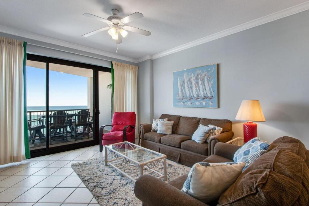 een woonkamer met een bank en een tafel bij Grand Pointe 602 condo in Orange Beach