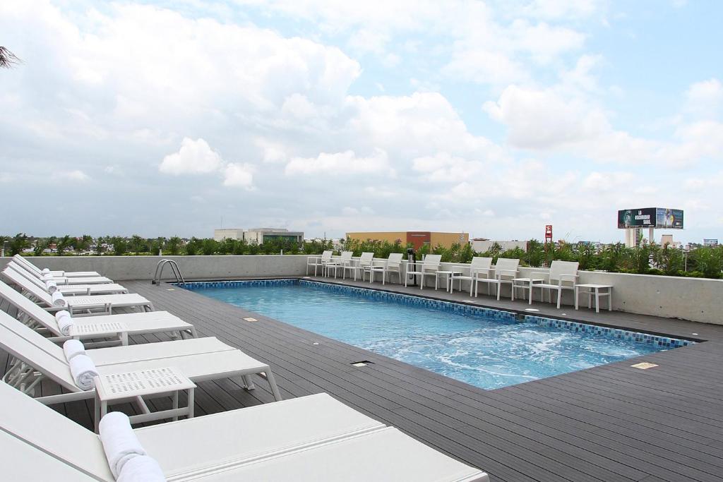 Bazén v ubytování Fiesta Inn Merida nebo v jeho okolí