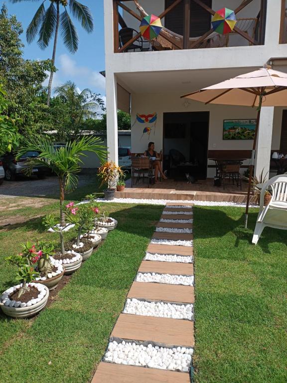 een tuin met rotsen en planten voor een huis bij Pousada Vila dos Santos in Porto De Galinhas