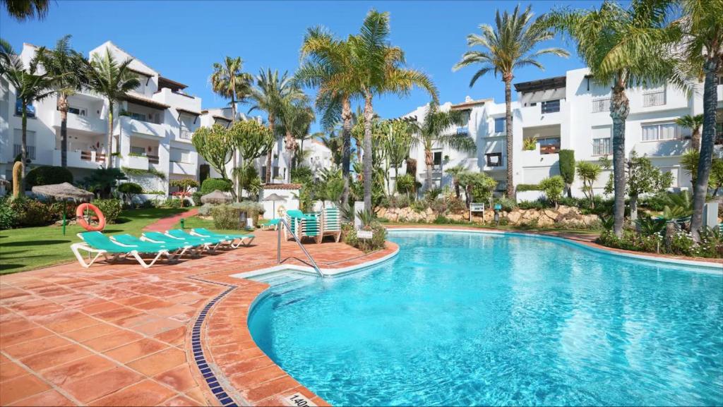 Bazén v ubytovaní Exceptional Beachfront Complex with Pool in Costalita, Estepona alebo v jeho blízkosti