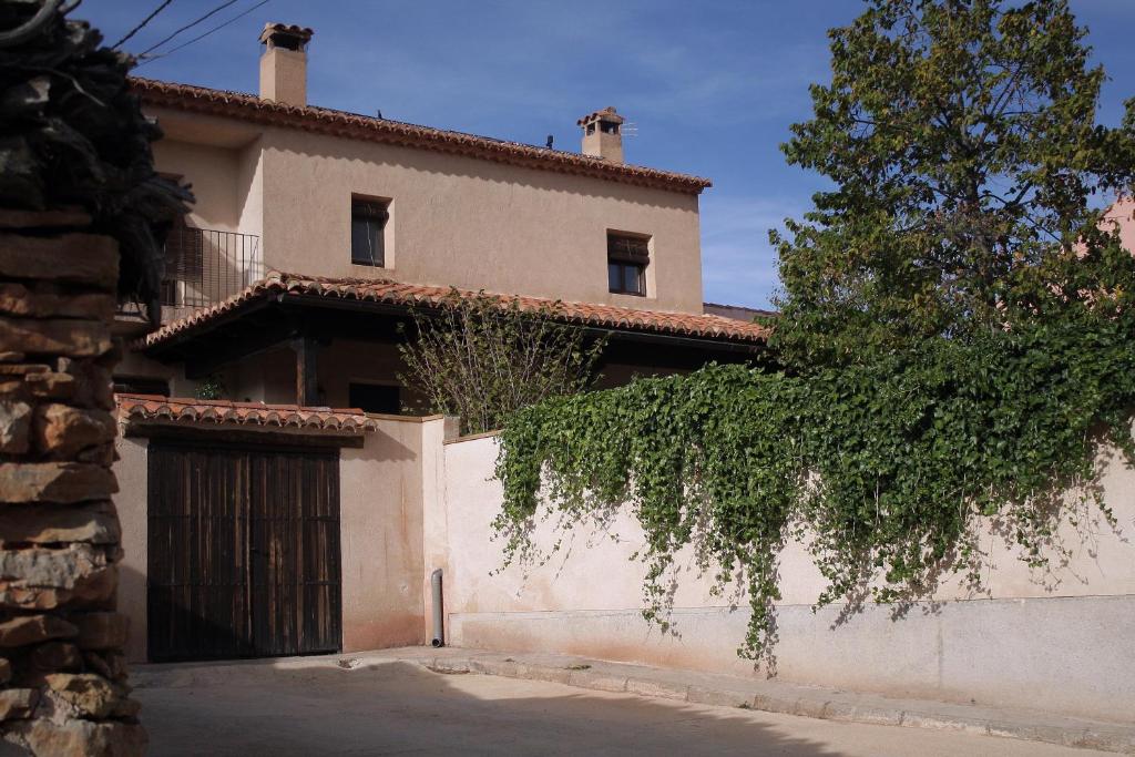 una casa con una puerta y un árbol delante de ella en Casa el Tilo en Rubiales