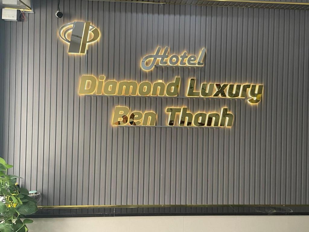 un cartello sul lato della finestra di un negozio di Diamond Luxury Ben Thanh ad Ho Chi Minh