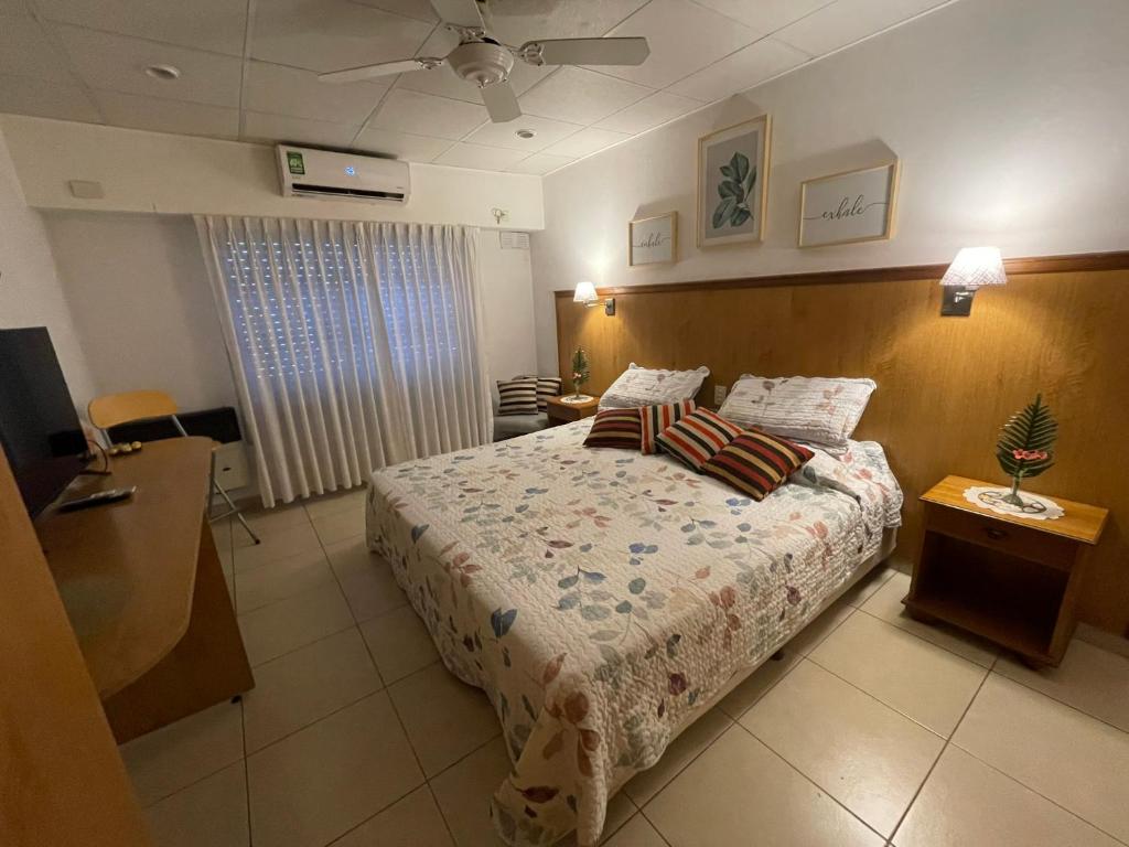 Un dormitorio con una cama grande y una ventana en Studio Estrada Escobar en Belén de Escobar