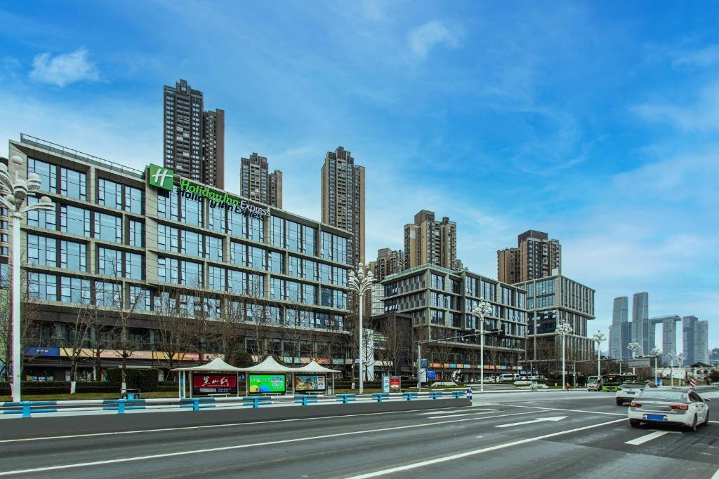 uma cidade com edifícios altos e uma rua com carros em Holiday Inn Express Chongqing Nanbin Road, an IHG Hotel em Chongqing