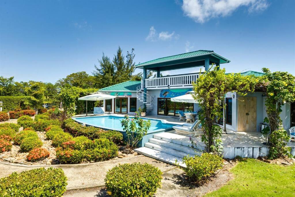 ein Haus mit Pool im Hof in der Unterkunft Luxury Villa, Perfect for Groups. Stunning Pool. Allamanda del Mar in Placencia Village