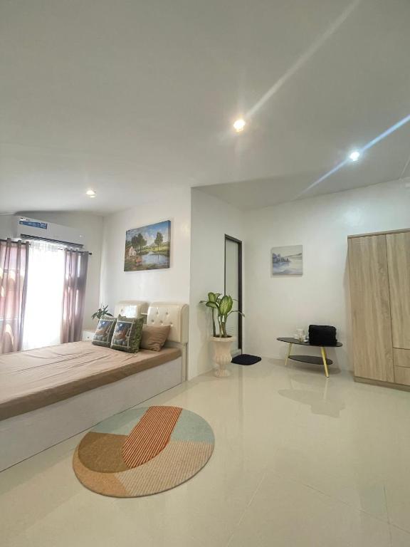 Ruang duduk di The Penthouse Suite
