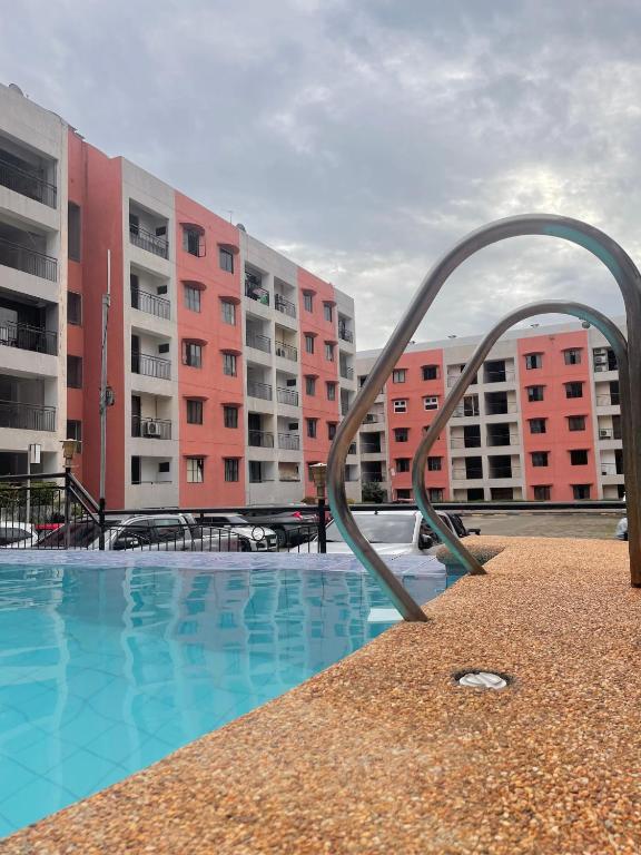 Kolam renang di atau dekat dengan The Penthouse Suite