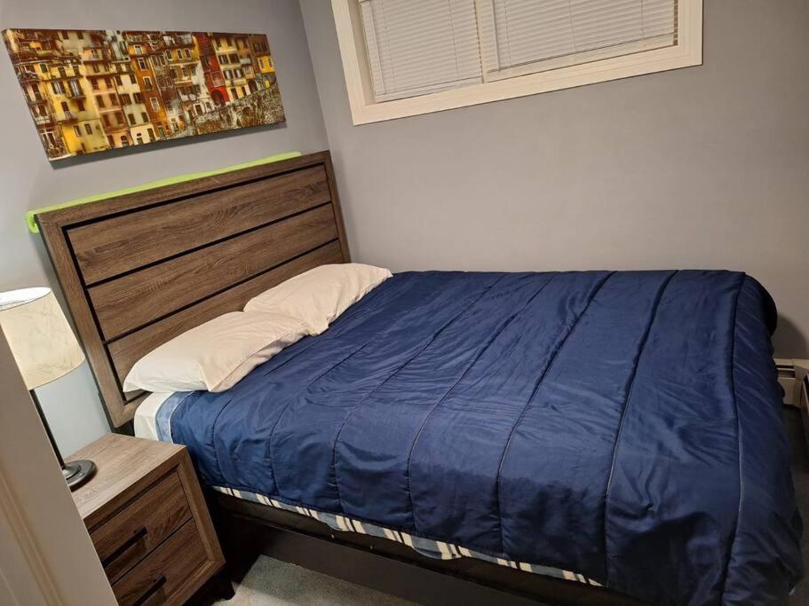 En eller flere senger på et rom på 1-Bedroom Basement Suite