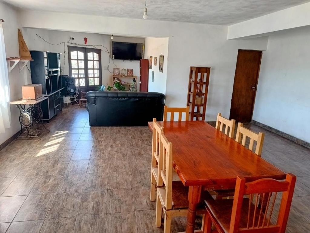 ein Esszimmer und ein Wohnzimmer mit einem Tisch und Stühlen in der Unterkunft Casa de doña guada in Humahuaca
