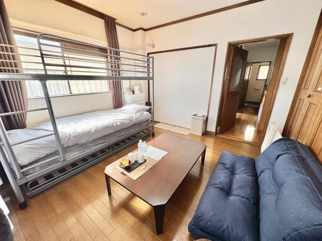 sala de estar con sofá y mesa en Best location !private room in Jujo shopping street for max 6 people, en Tokio
