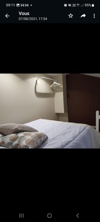 Llit o llits en una habitaci&oacute; de Logement cosy 5 mn rer Drancy