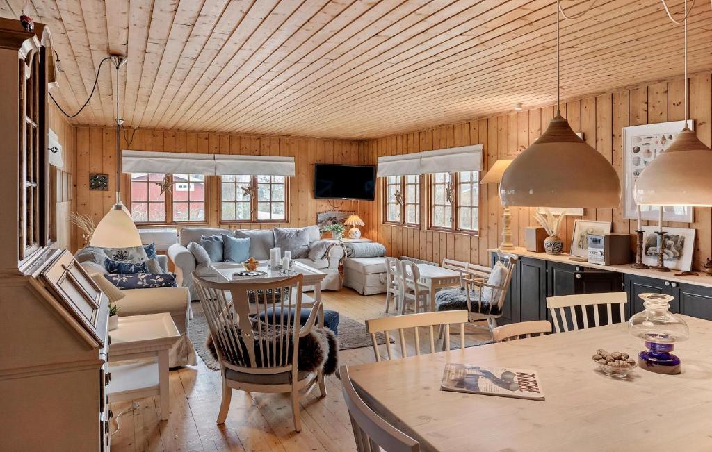 Posezení v ubytování Awesome Home In Askø With Wifi