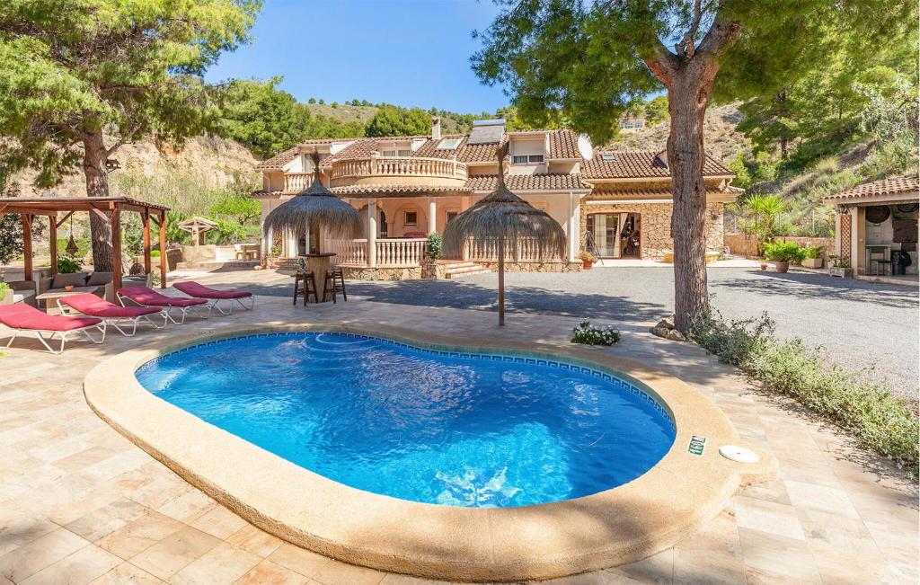 una casa con piscina en el patio en The Willows, en Alicante