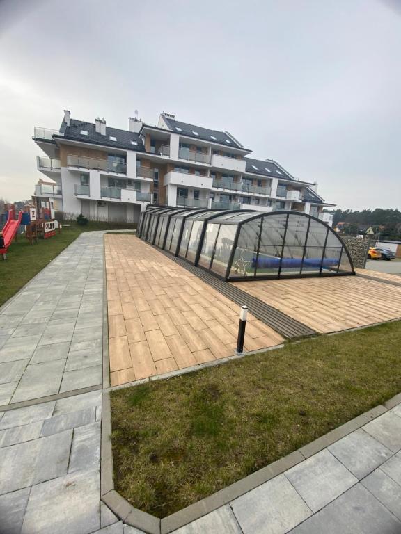 un grande edificio con un grande patio di fronte di BALTIC SUN a Sztutowo