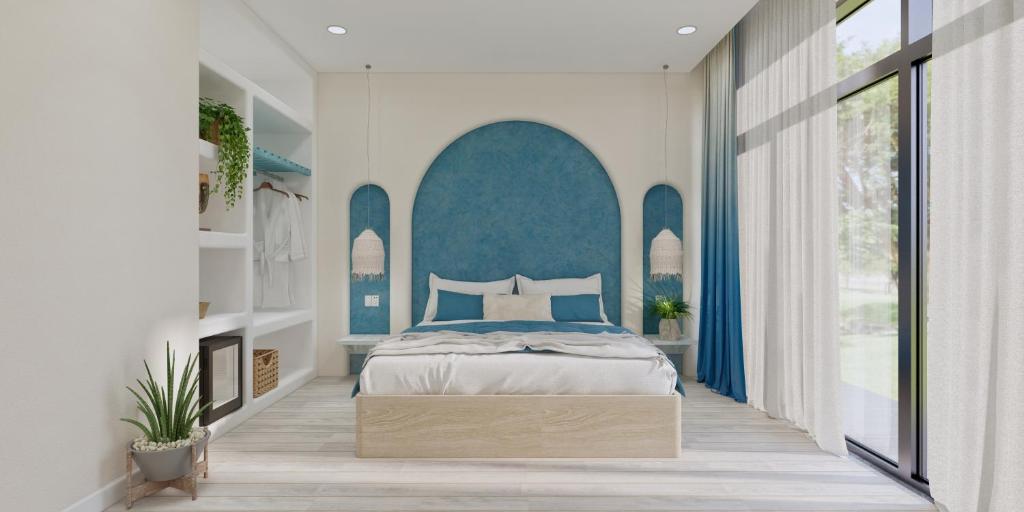 sypialnia z łóżkiem z niebieską ścianą w obiekcie Chloe Homestay w mieście Da Lat