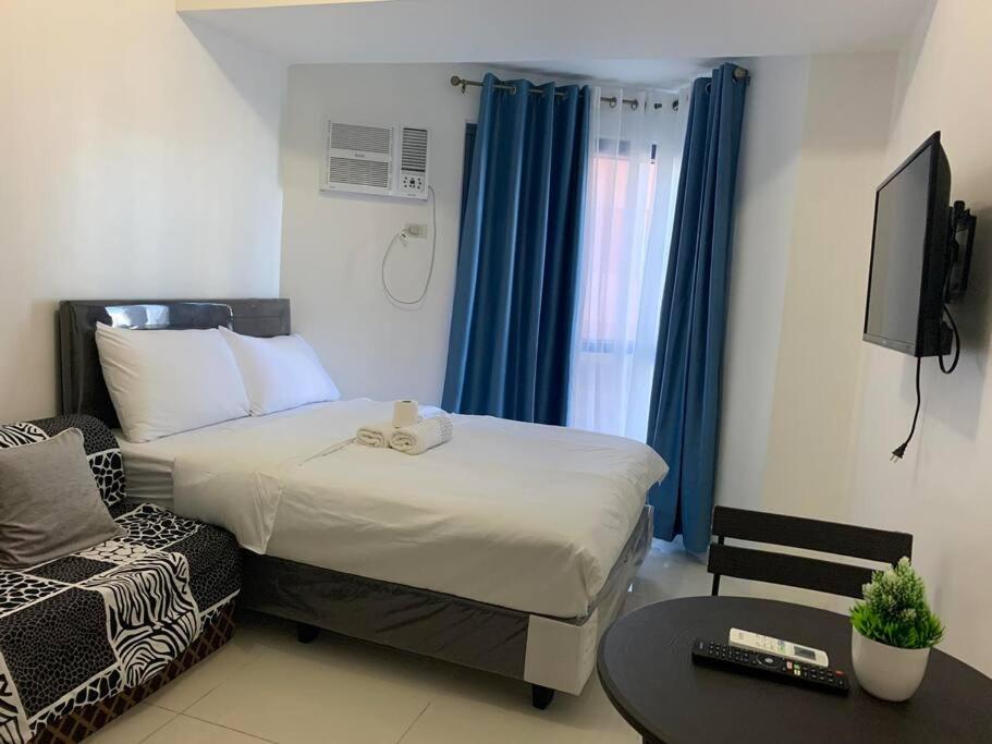 Säng eller sängar i ett rum på Grand Riviera Suite a4 front of US embassy Dolomite