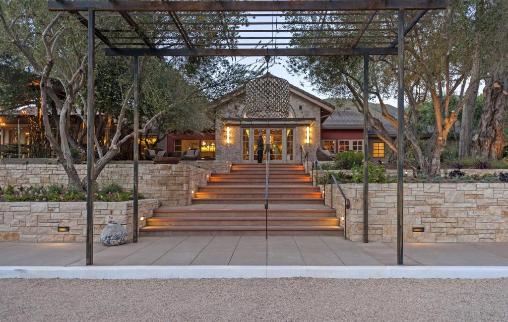 une maison avec des escaliers menant à un bâtiment dans l'établissement Bernardus Lodge & Spa, à Carmel Valley